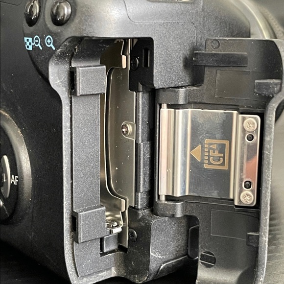 Canon DSLR + Lens + Book - Picture 7 of 10